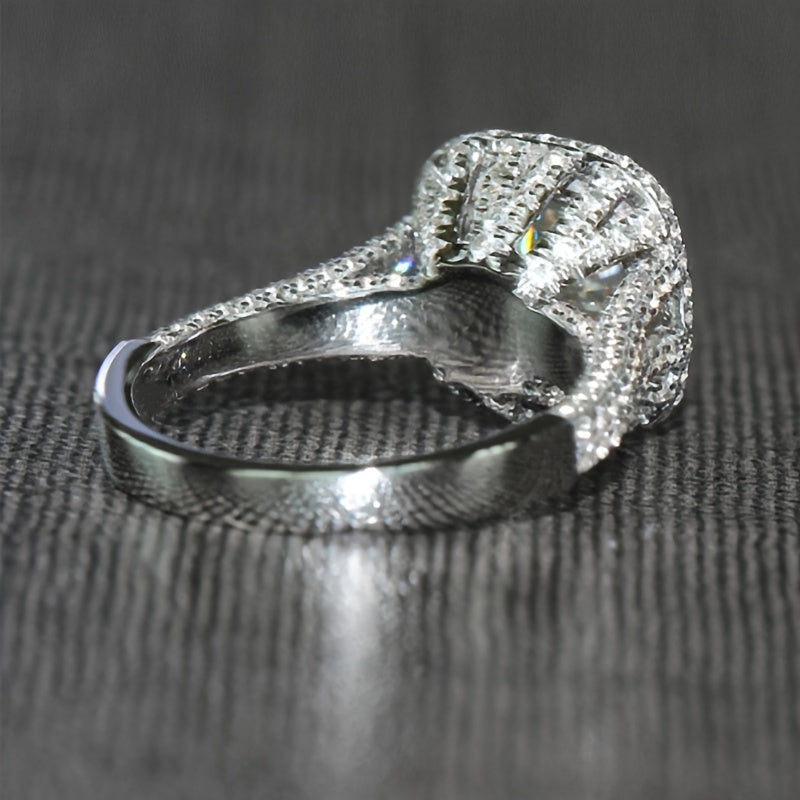 Vintage Flower Zircon Ring Round Zircon Inlaid Ladies Ring