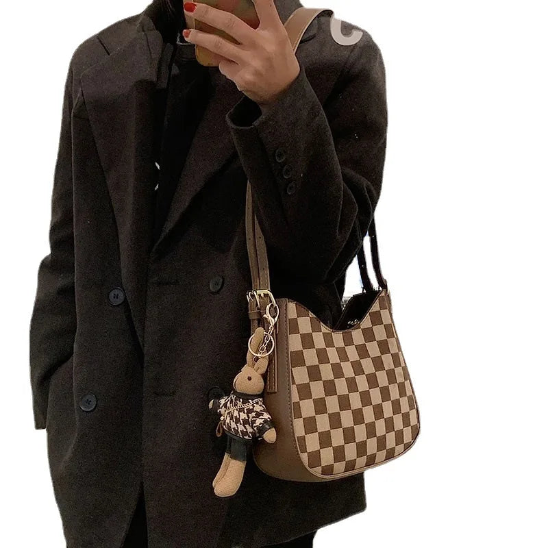 2023 Fashion Ladies Shoulder Bag Retro Plaid Saddle Bag