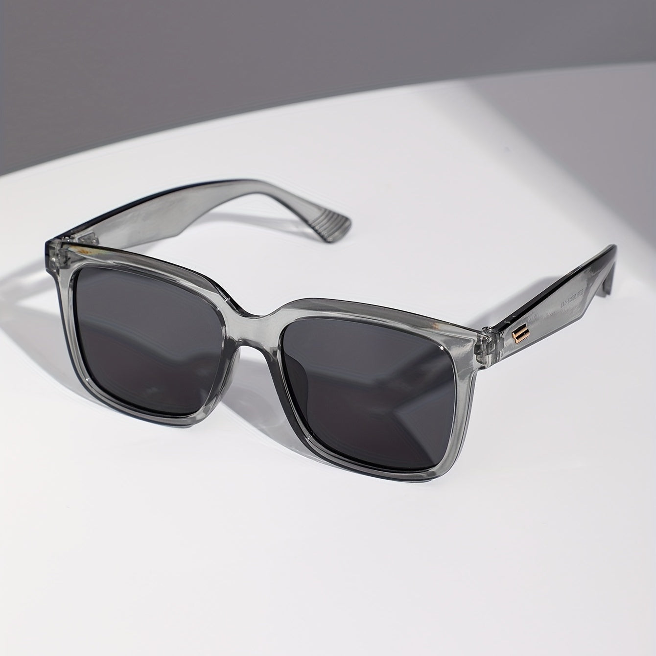 Men's Square Frame Sunglasses with Rice Nail