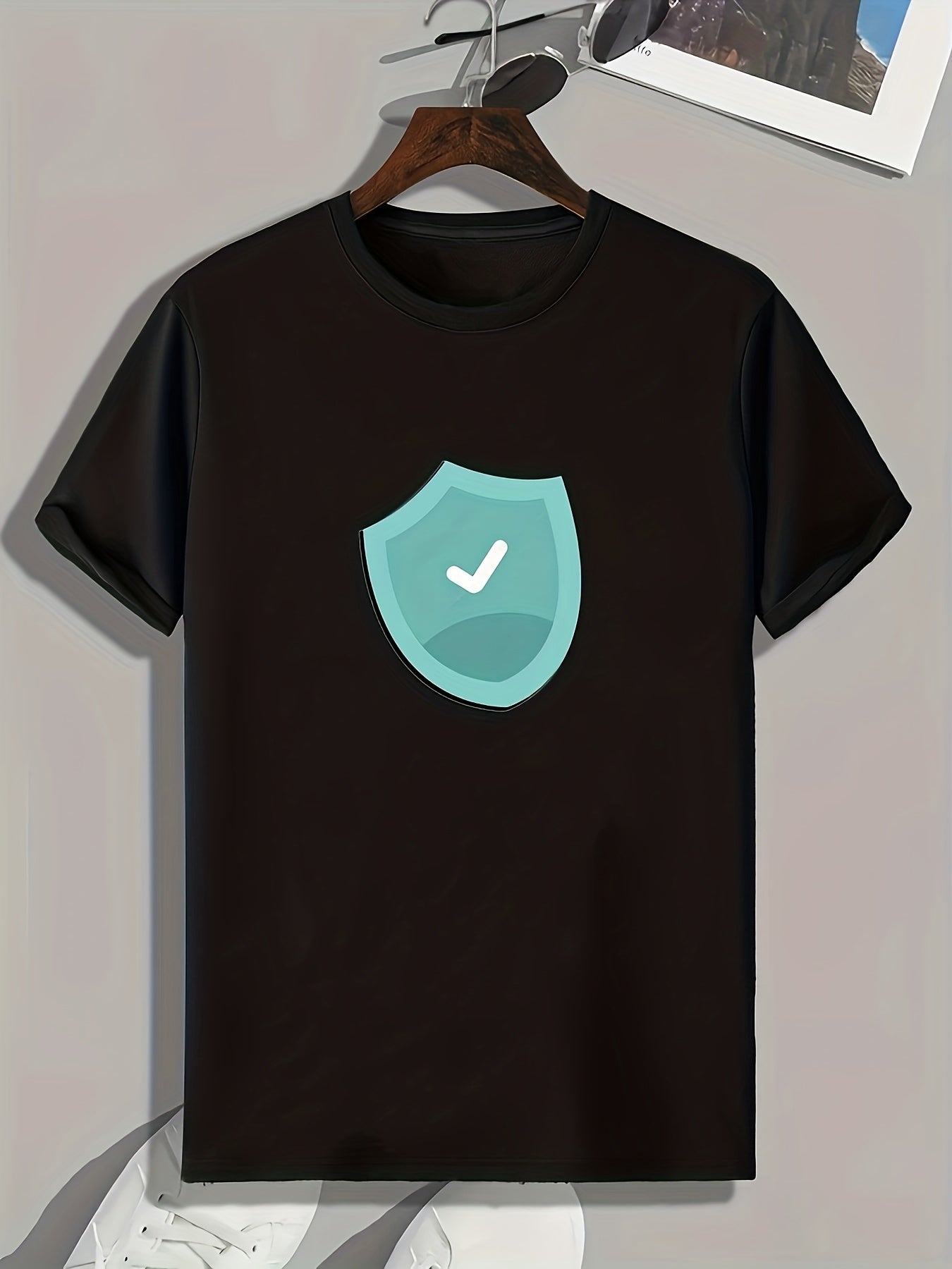 Shield Pattern Print Men's Comfy Sports T-Shirt Graphic Tee