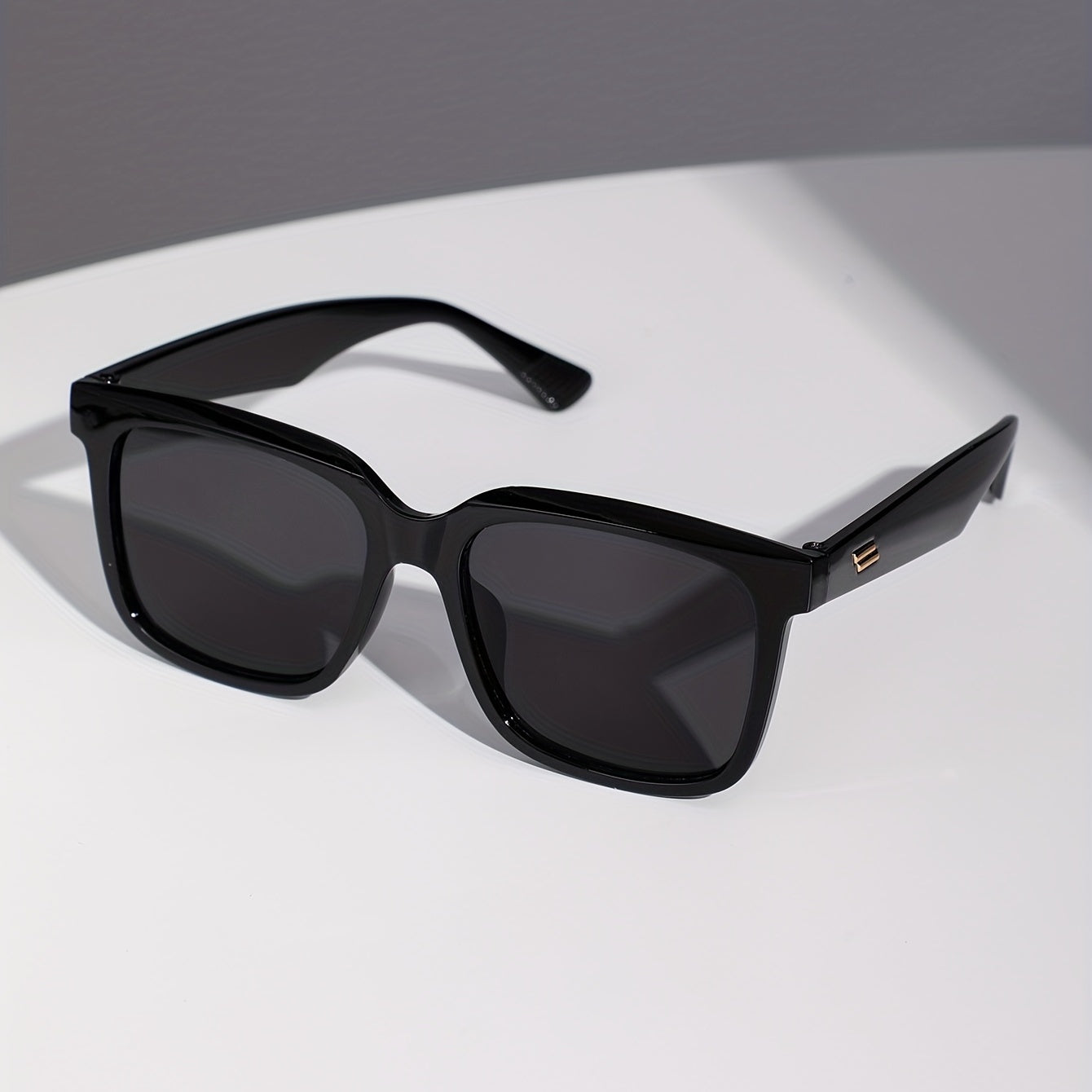 Men's Square Frame Sunglasses with Rice Nail