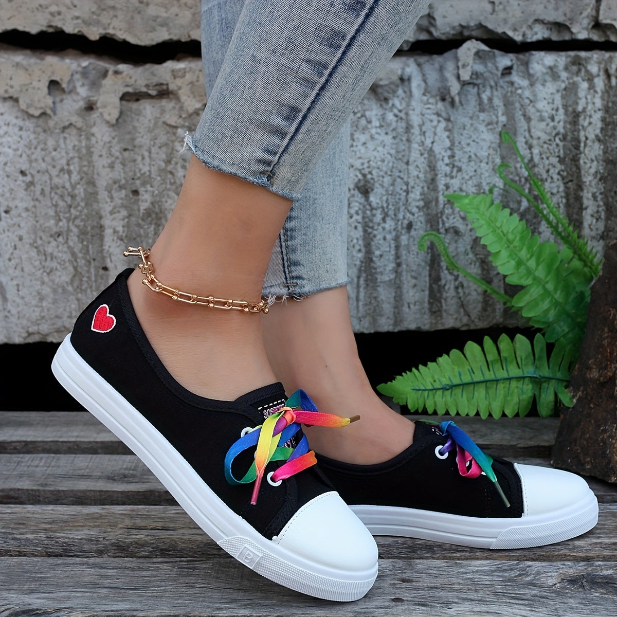 Women's Heart Pattern Canvas Shoes Colorful Lace Up Outdoor Shoes