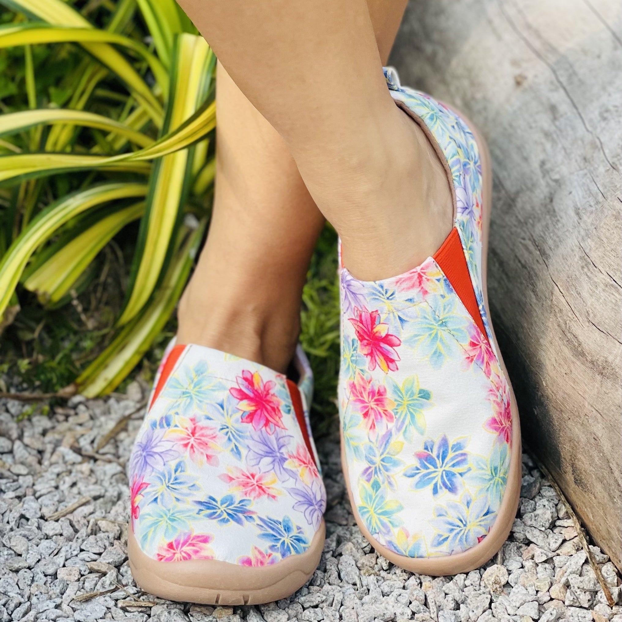 Women's Floral Slip On Canvas Shoes Lightweight Round Toe Non slip