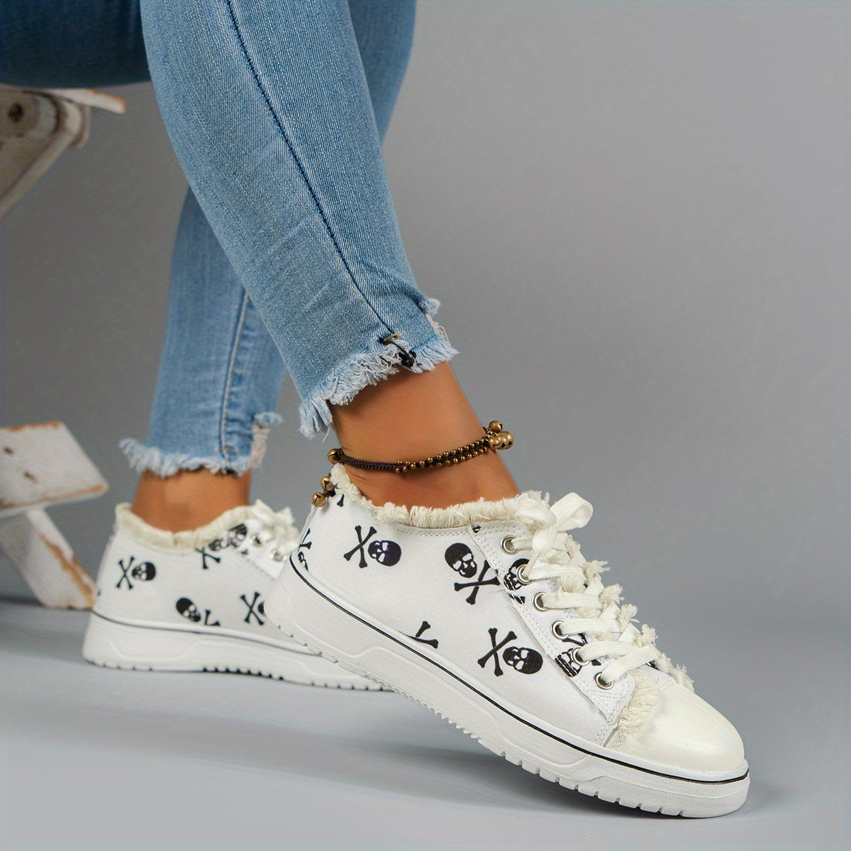 Women's Skull Print Sneakers Lace Up Outdoor Shoes Lightweight Low Top