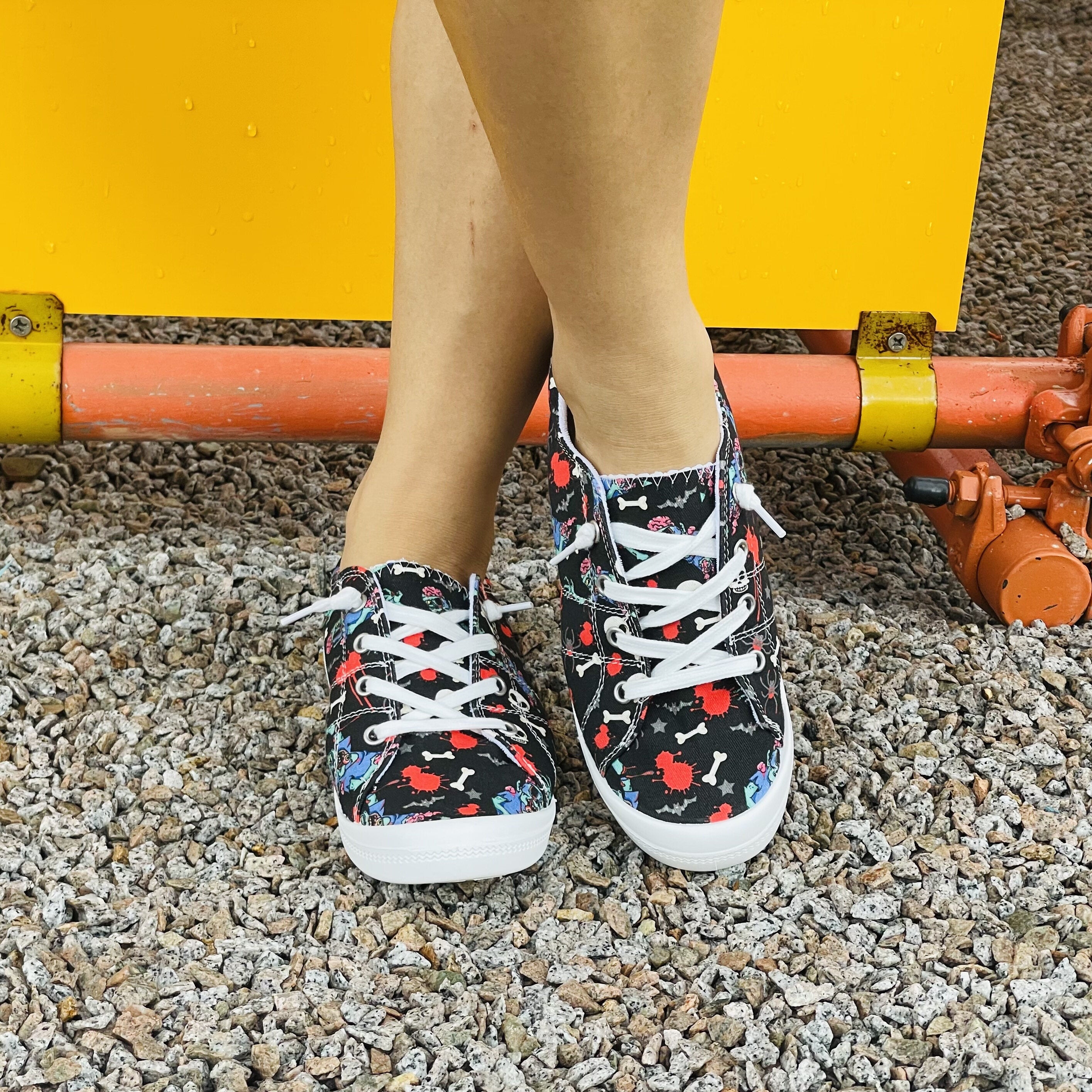 Women's Skull Printed Canvas Shoes Low Round Toe Lace Up Lightweight Comfy Shoes