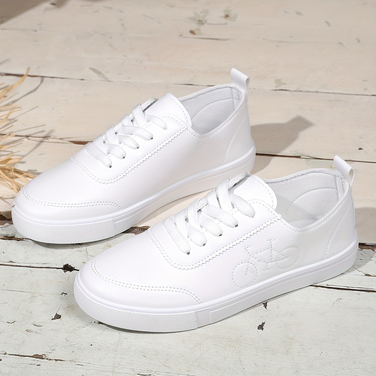 Women's Flat Lace Up Skate Shoes Low Top Sneakers