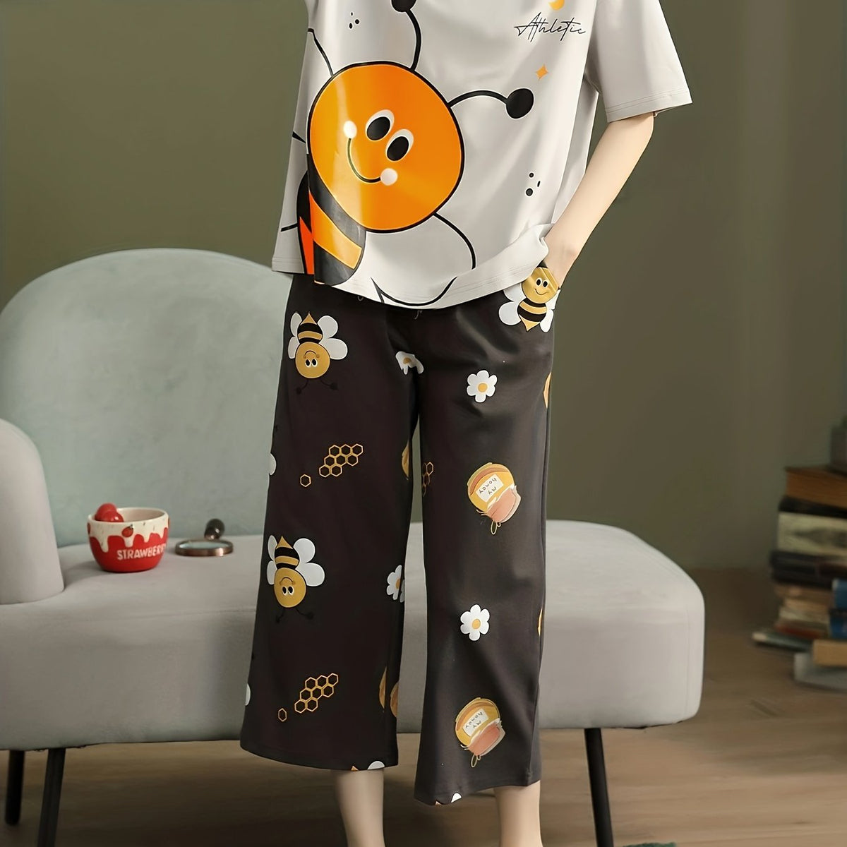 Bee Print Pajama Set Short Sleeve Crew Neck Top & Crop Pants Women's Sleepwear