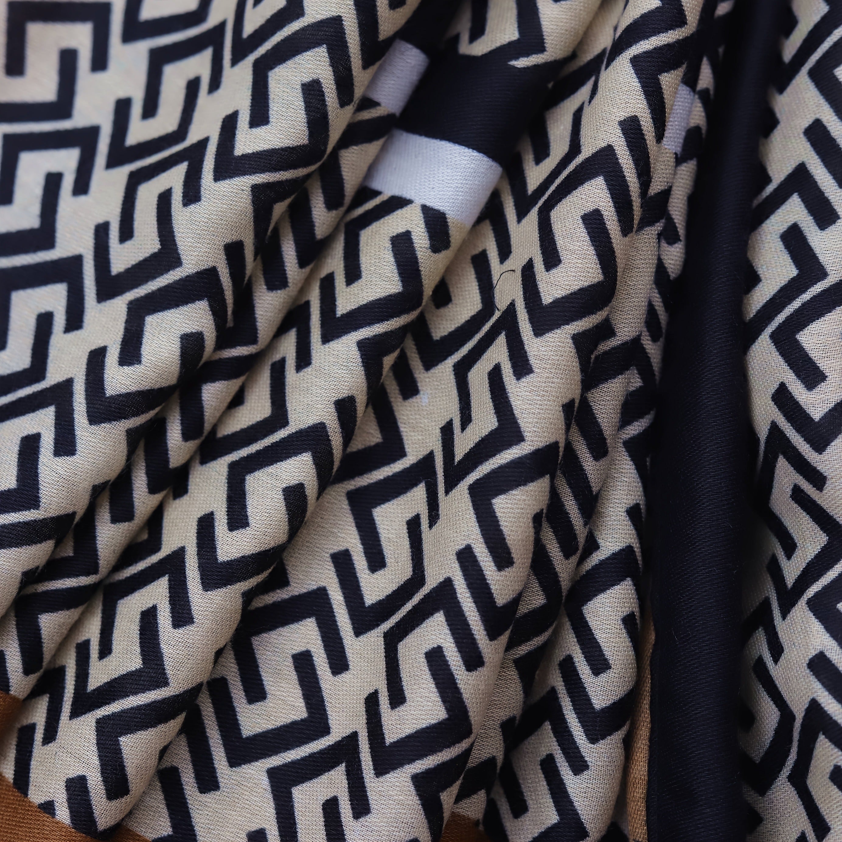 Geometric Print Frayed Edge Casual Shawl