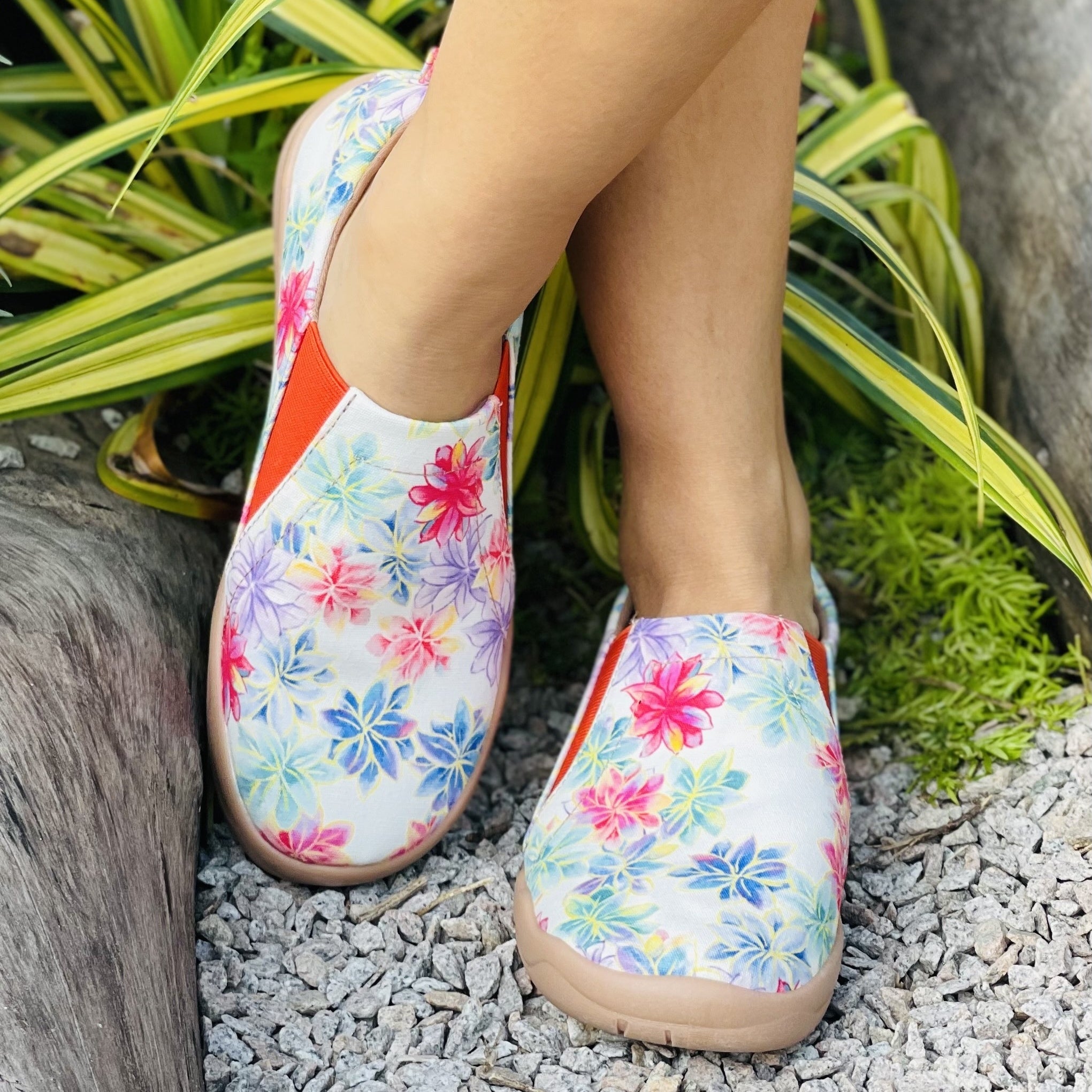 Women's Floral Slip On Canvas Shoes Lightweight Round Toe Non slip