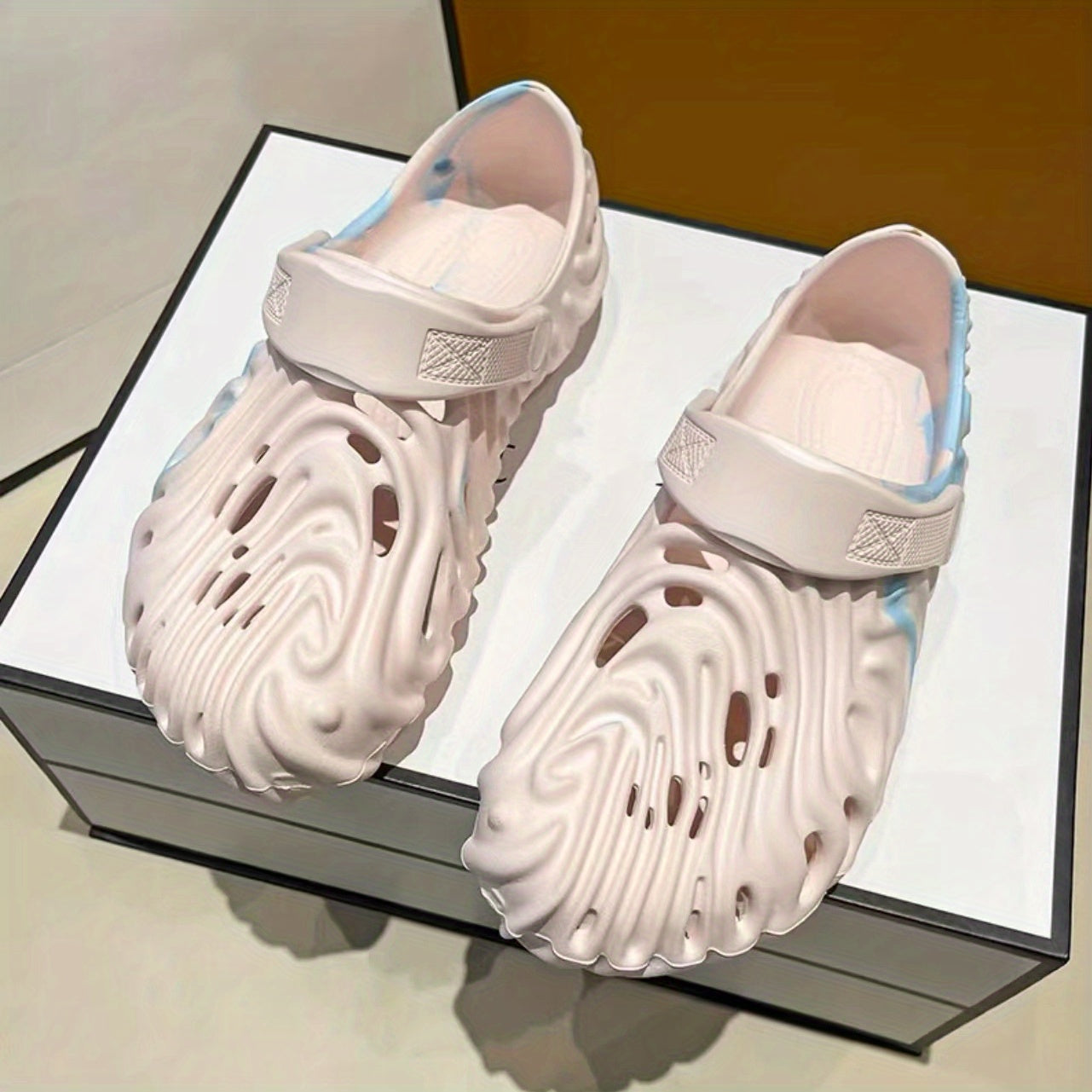Women's Hollow Out Flat Clogs Closed Toe Non-Slip Quick Drying Beach Sandals