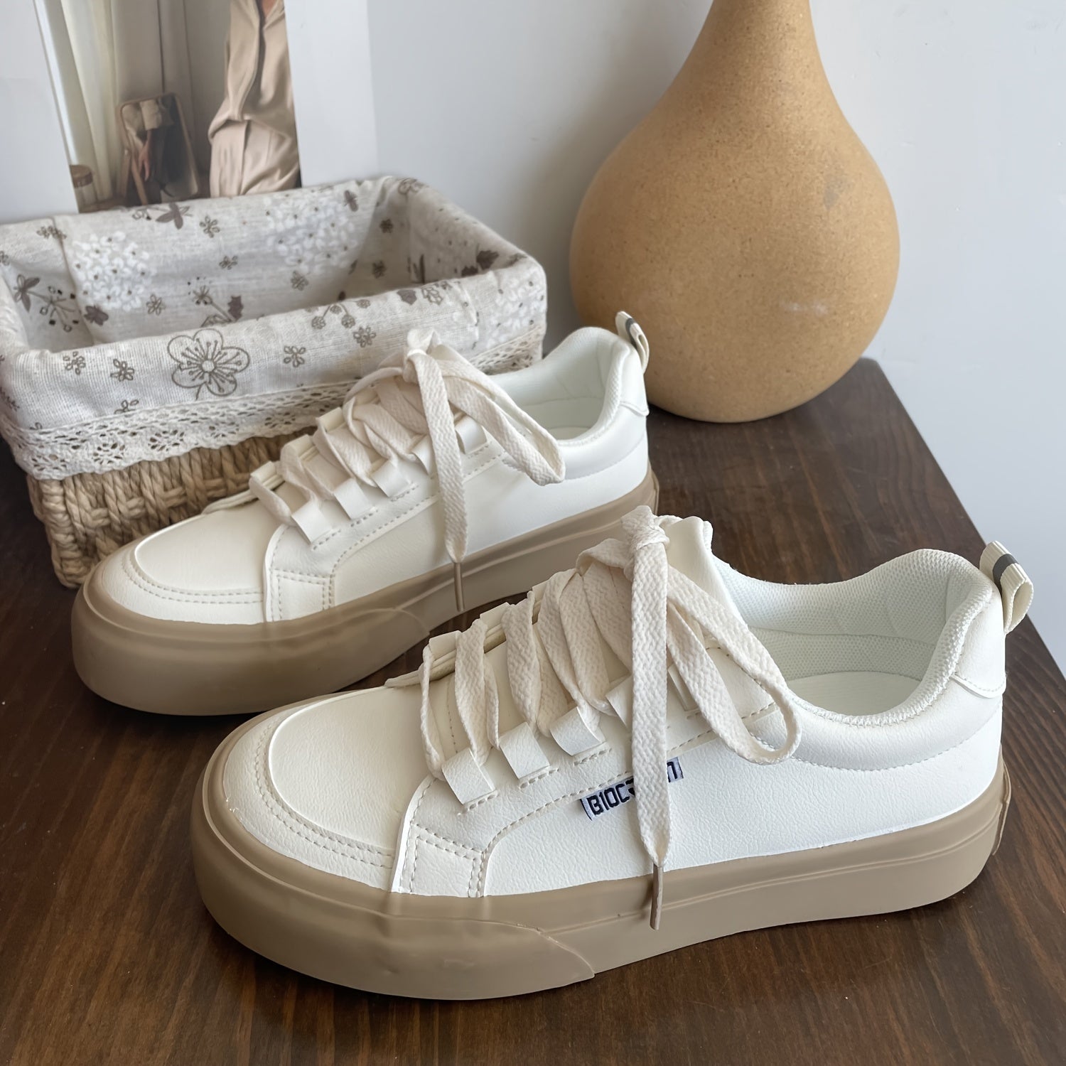 Women's Lace Up Skate Shoes Low Top Sneaker