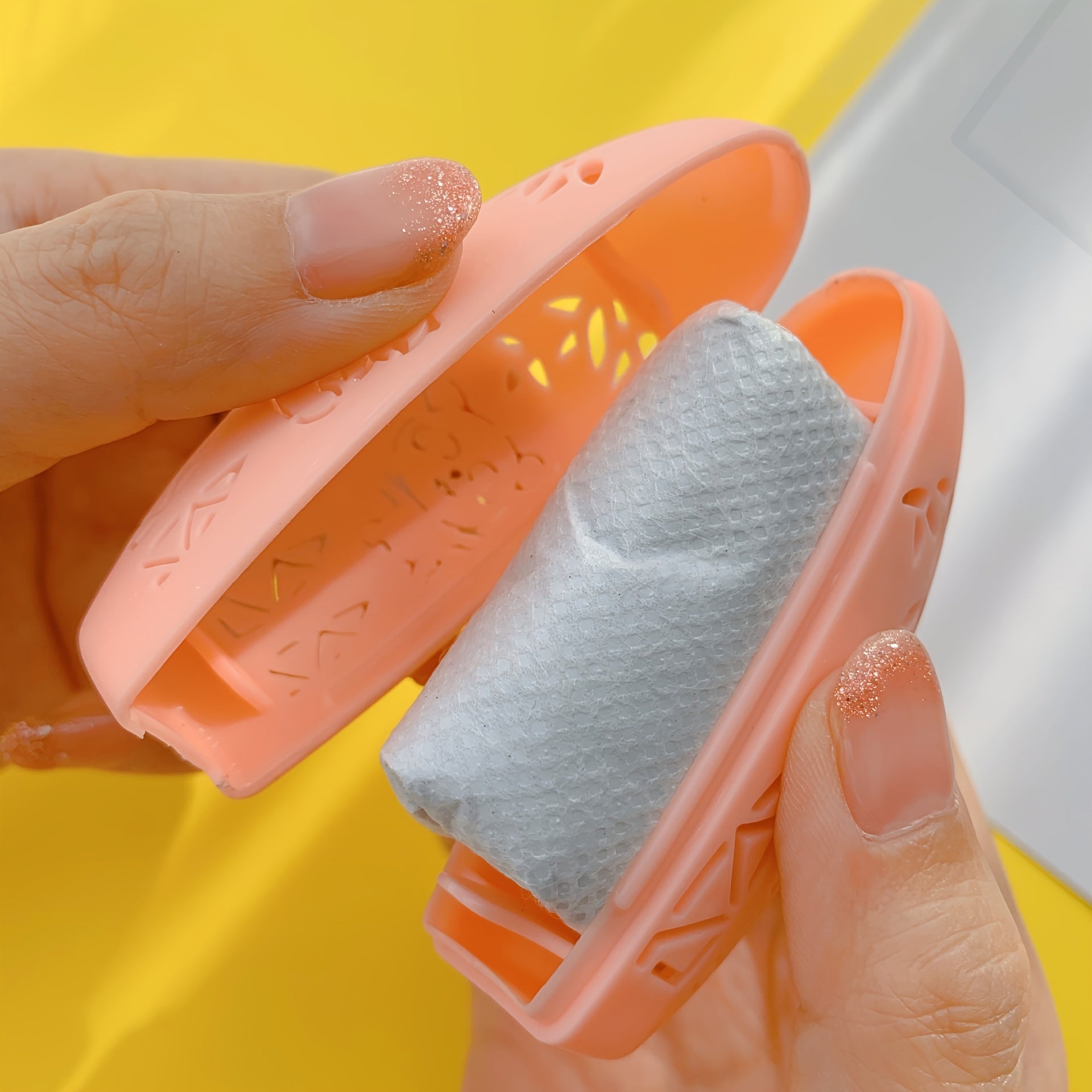 24pcs Hand Warmer Set with 4pcs Cartoon Shell & 20pcs Heating Cores