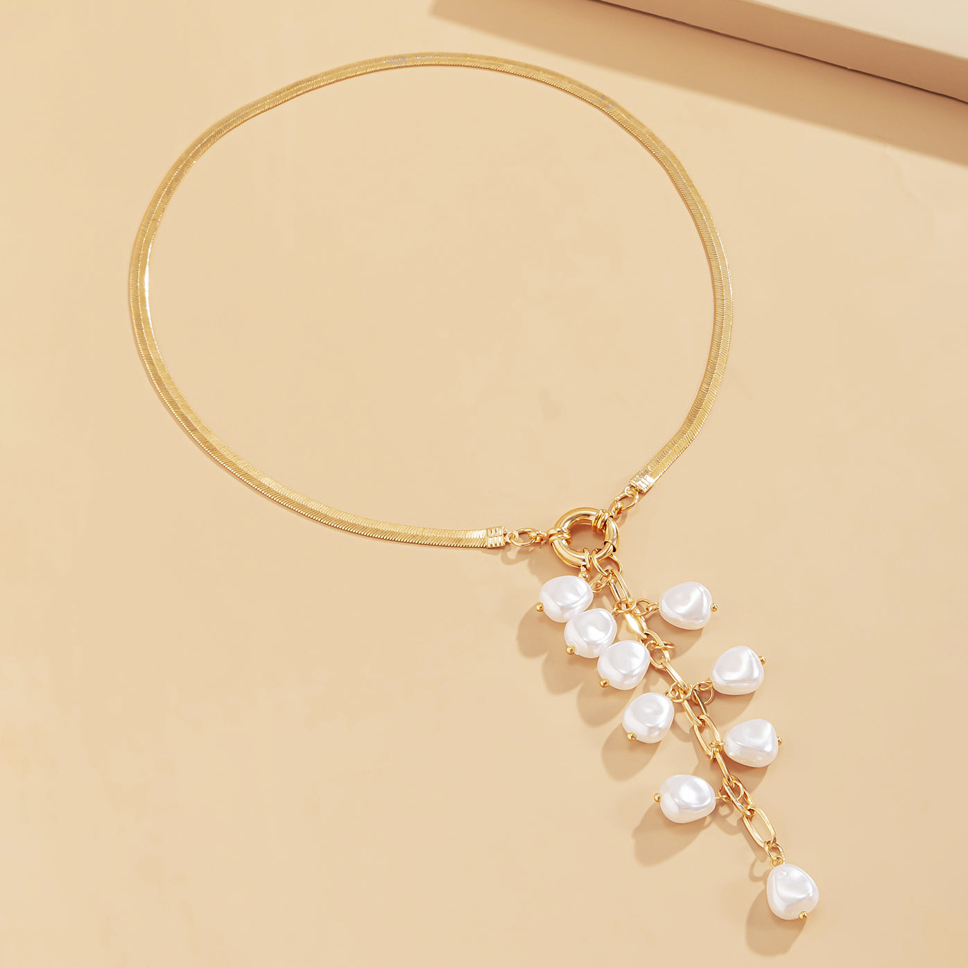 Elegant Faux Pearl Pendant Necklace