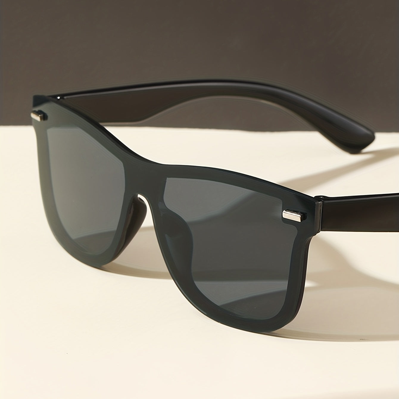 Rivet Square Sunglasses UV400 Anti Glare Glasses