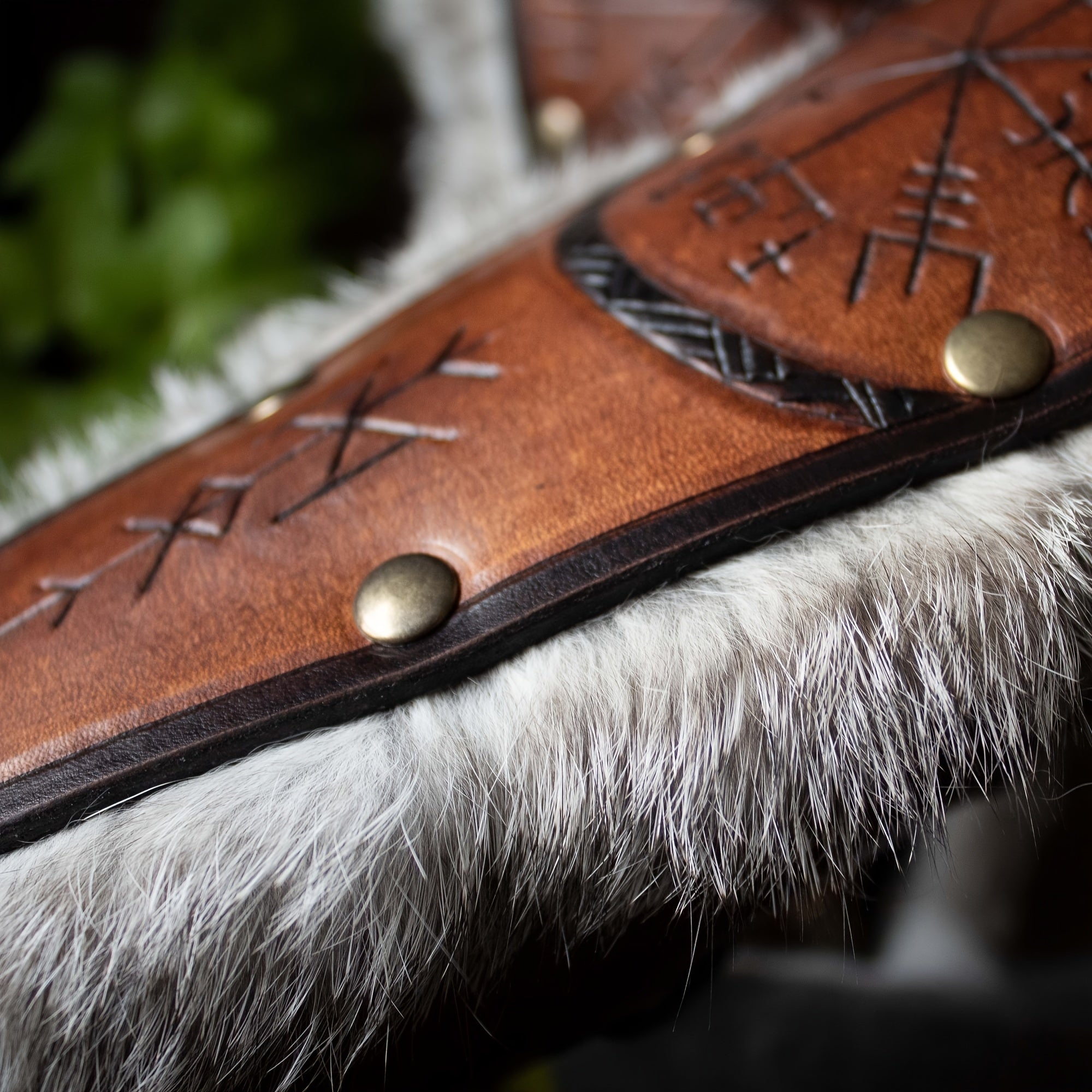 2pcs Viking PU Leather Rabbit Fur Bracers for Halloween Cosplay Props