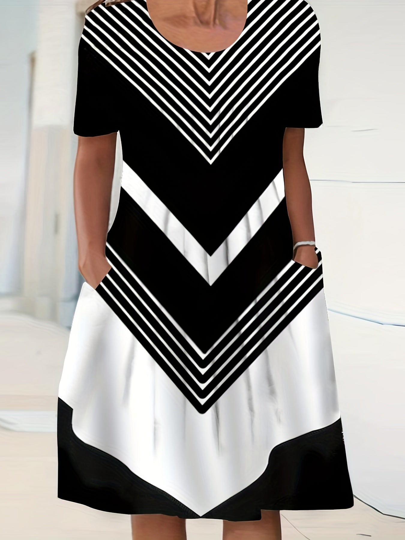 Geometric Print Short Sleeve Round Neck Dress With Pockets