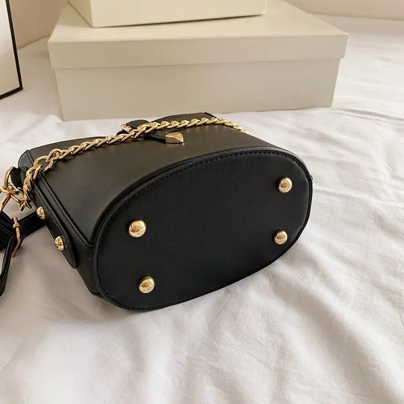 Large Capacity Bucket-Shaped Ladies Shoulder Bag with Compartment