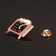 Creative Kitten TV Brooch Enamel Pin Anti-Exposure Waist Backpack Accessory