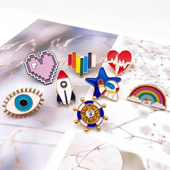 Pixel Heart Astronaut Brooch - Creative Cartoon Design