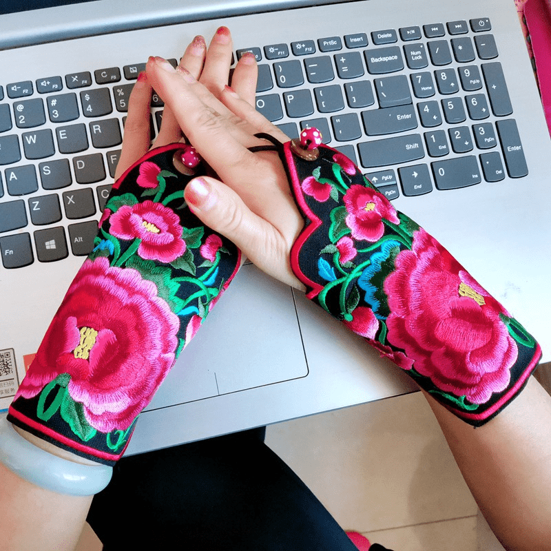 Vintage Embroidered Trim Gloves for Outdoor Use