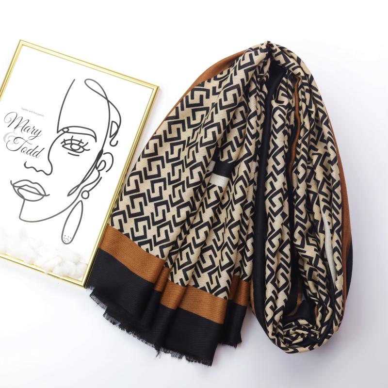 Geometric Print Frayed Edge Casual Shawl