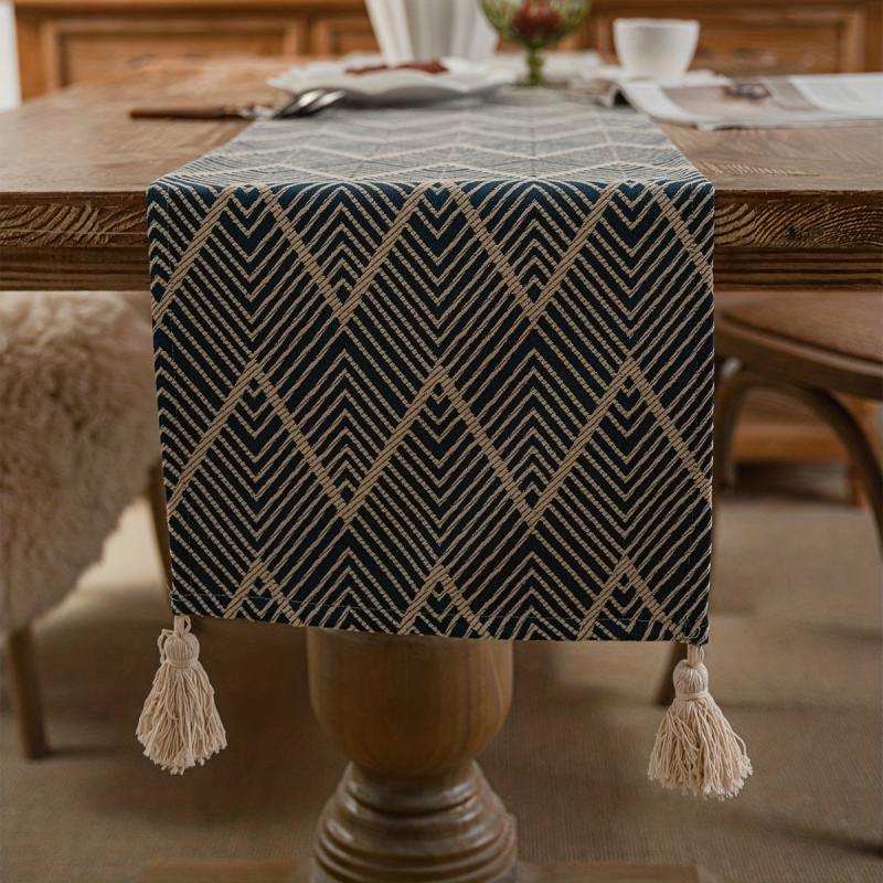 Polyester Table Runner Geometric Jacquard Table Runner with Tassels