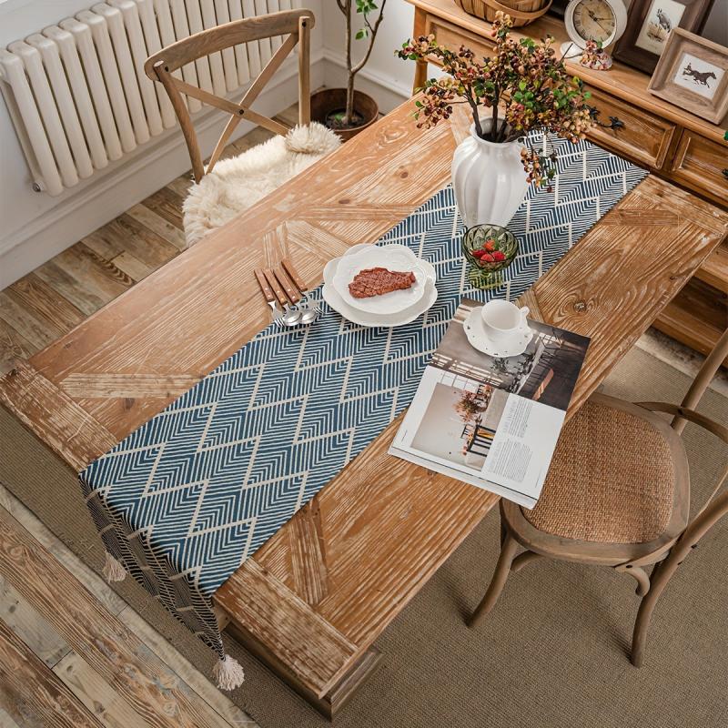 Polyester Table Runner Geometric Jacquard Table Runner with Tassels