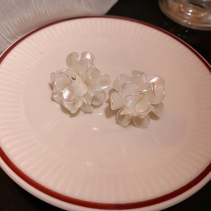 Elegant Petal Earrings for a Stylish Look