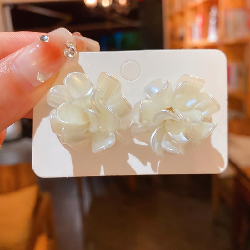 Elegant Petal Earrings for a Stylish Look