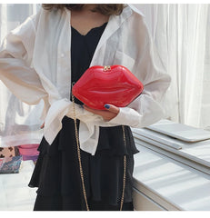 Painted chain shoulder bag for a versatile look