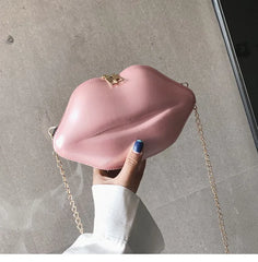 Painted chain shoulder bag for a versatile look