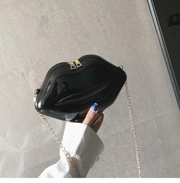 Painted chain shoulder bag for a versatile look
