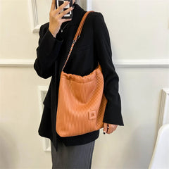 Western Style Shoulder Bags Texture Chains Large Capacity Handbag