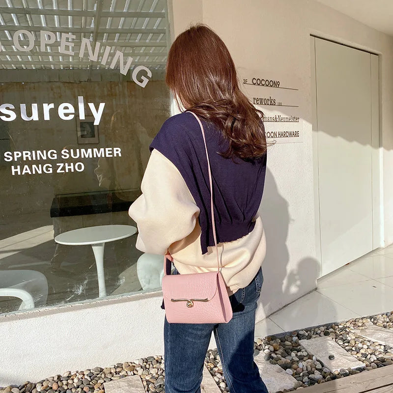Women's Lingge Embroidery Messenger Bag Chain Crossbody Handbag