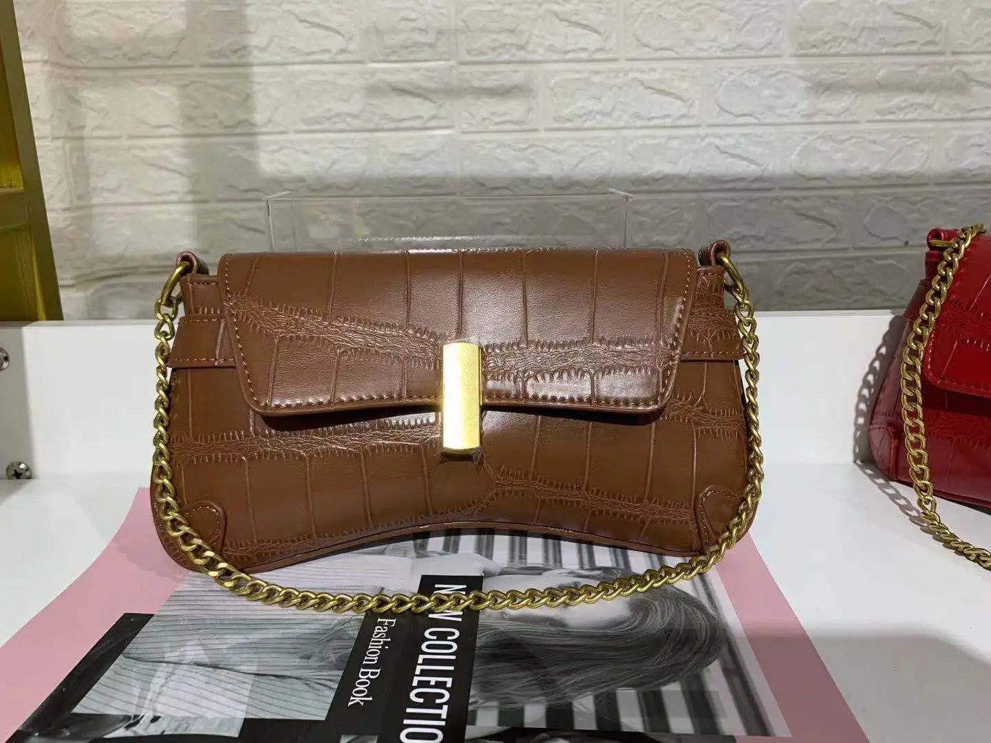 Women's Small Chain Shoulder Bag Messenger Clutch with Lid Lock