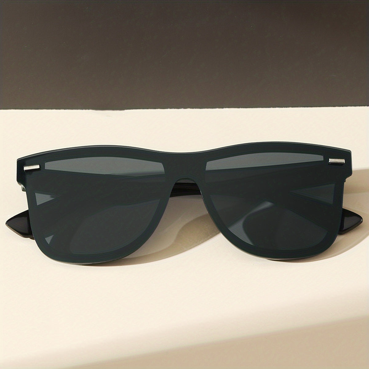 Rivet Square Sunglasses UV400 Anti Glare Glasses