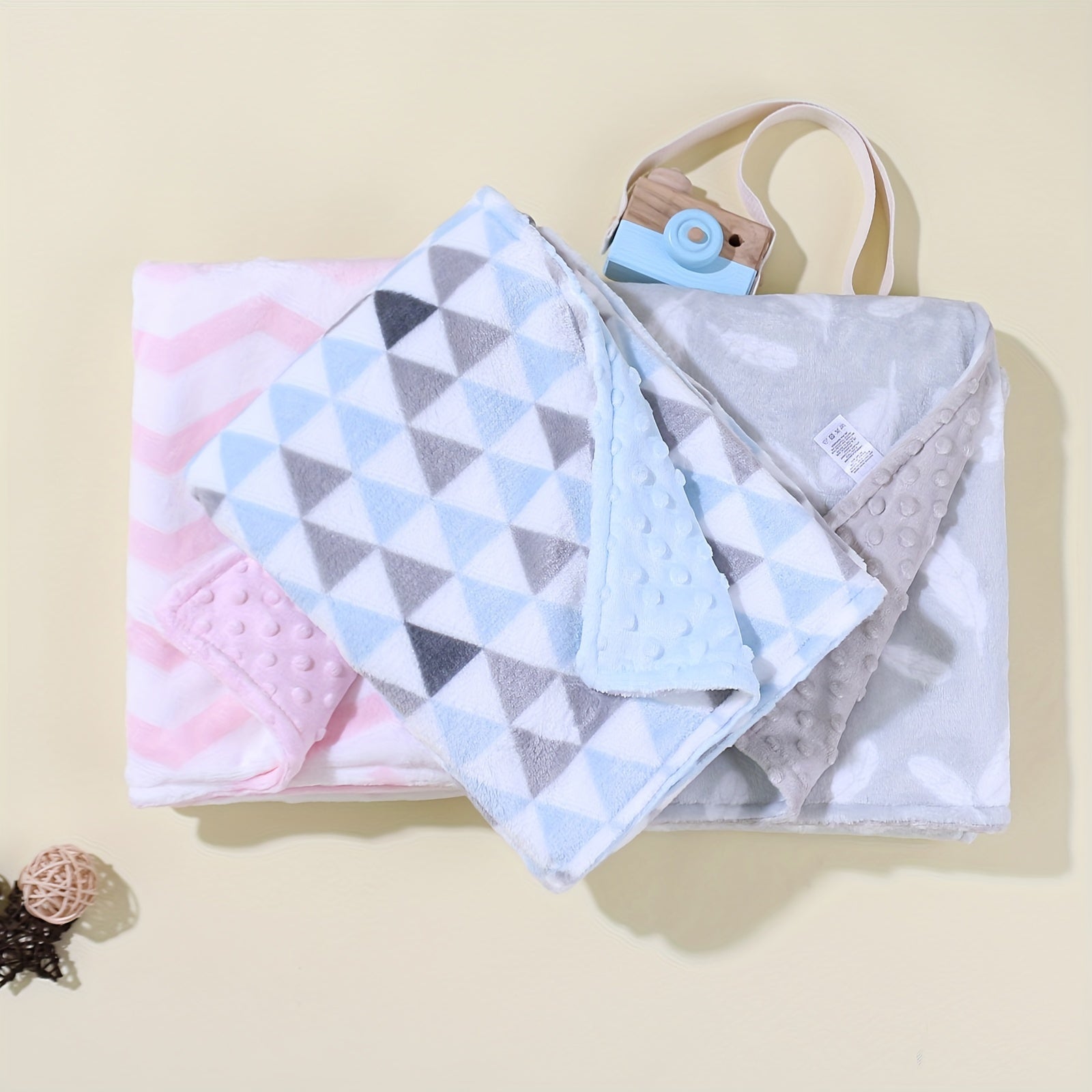 Cartoon Feather Pattern Beanie Velvet Blanket for Stroller