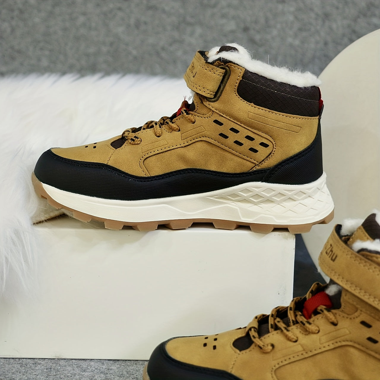 Stylish Anti Slip High Tube Hiking Shoes Comfortable Sport Shoes