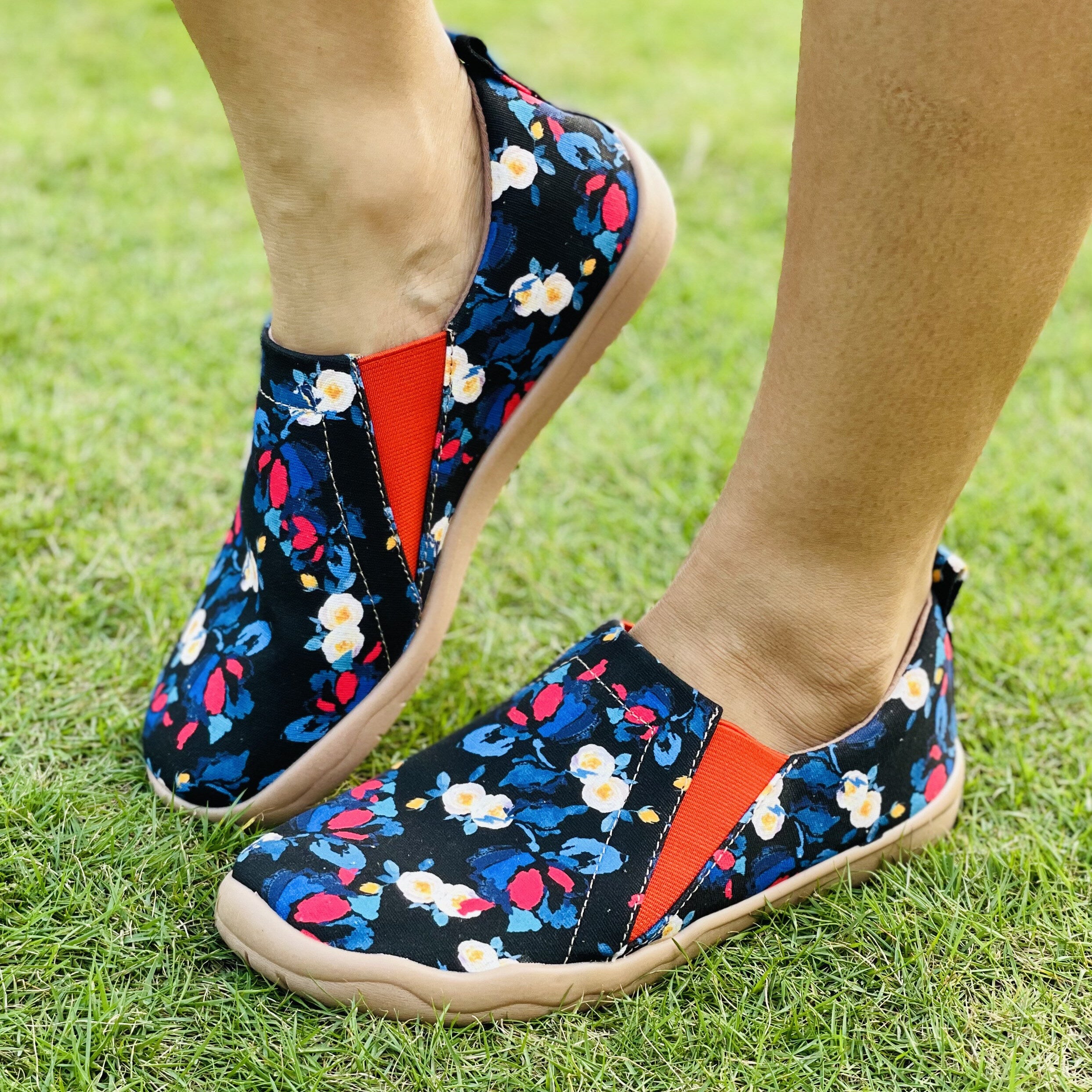 Women's Floral Pattern Slip-On Canvas Shoes Round Toe Comfy Outdoor Travel