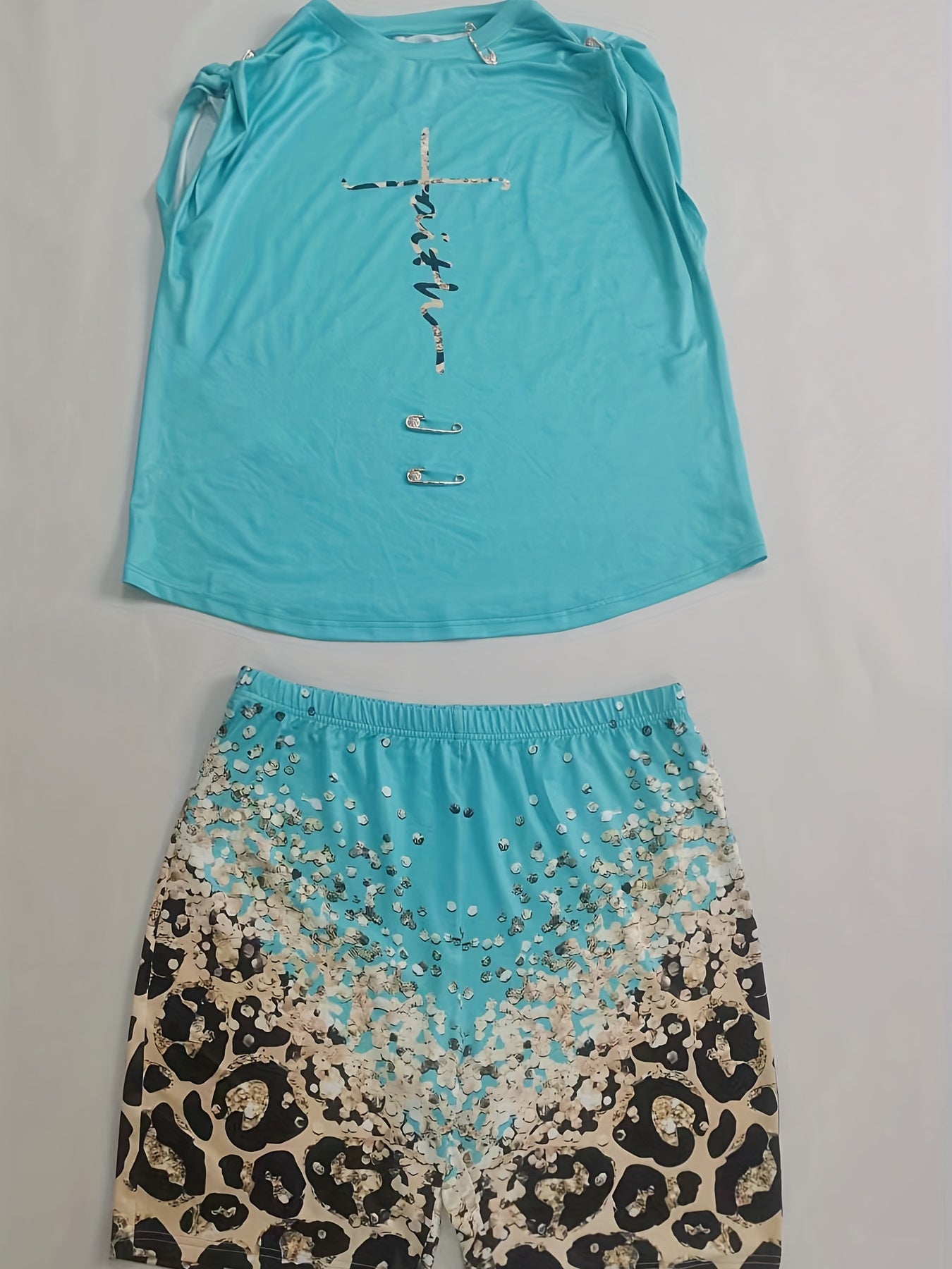  Letter Print Paper Clip Crop Top & Leopard Shorts Set
