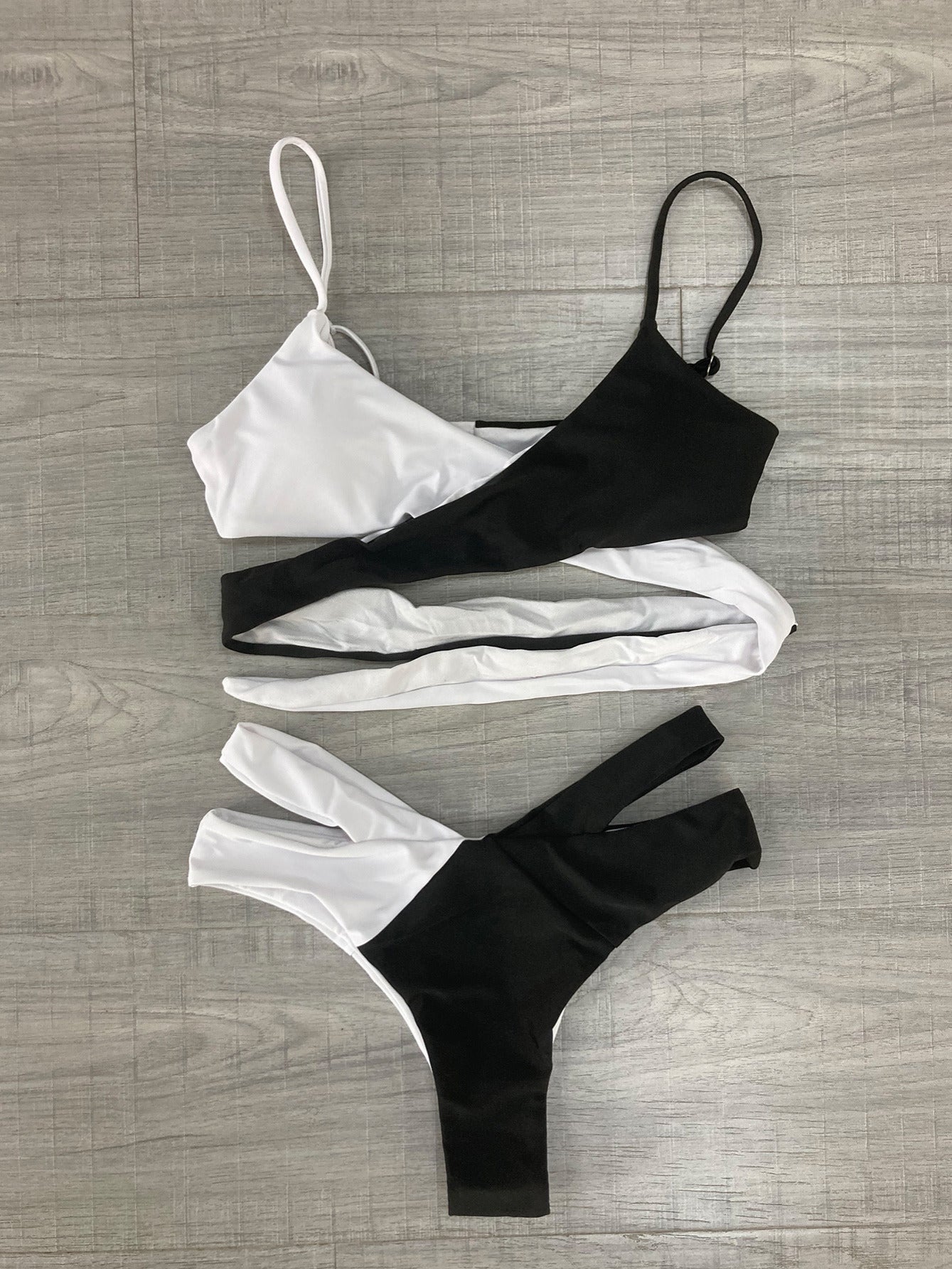 Colorblock Strappy Back Cut Out Side Bikini Swimsuit