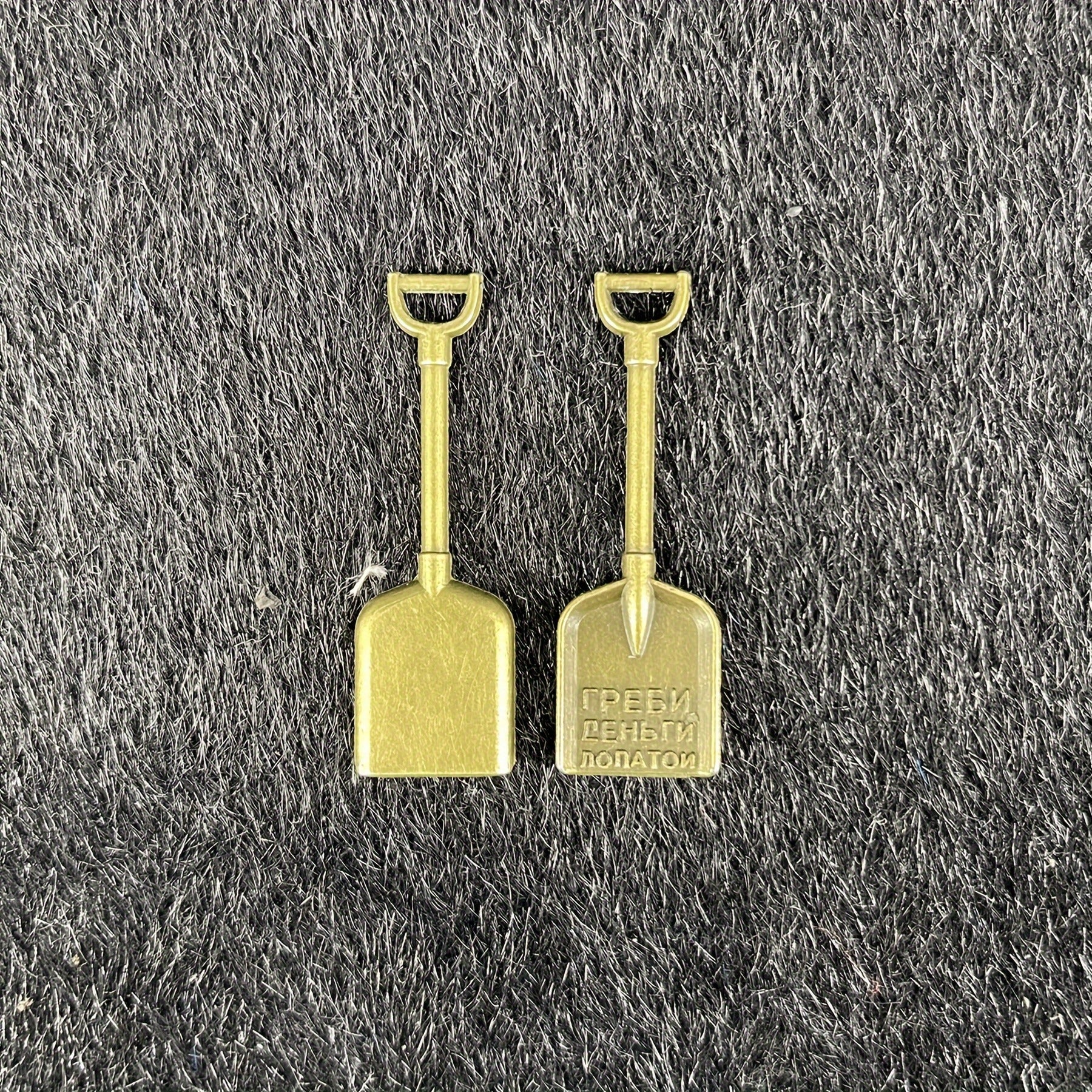 2pcs Metal Shovel Keychain Pendant Retro Bronze DIY Bracelet Accessories