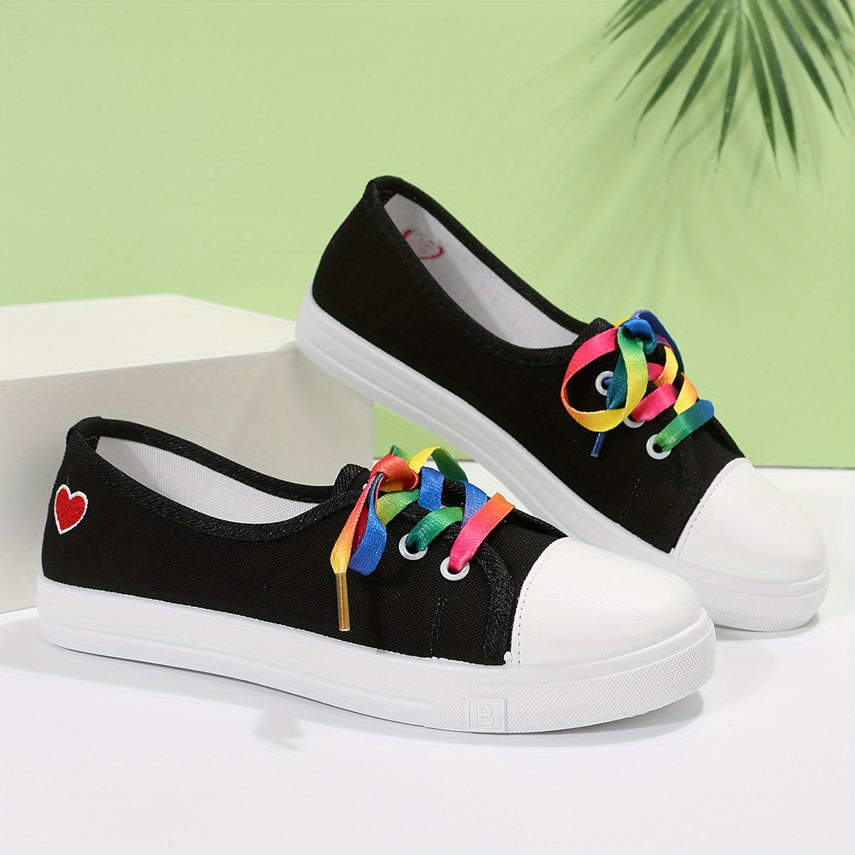 Women's Heart Pattern Canvas Shoes Colorful Lace Up Outdoor Shoes