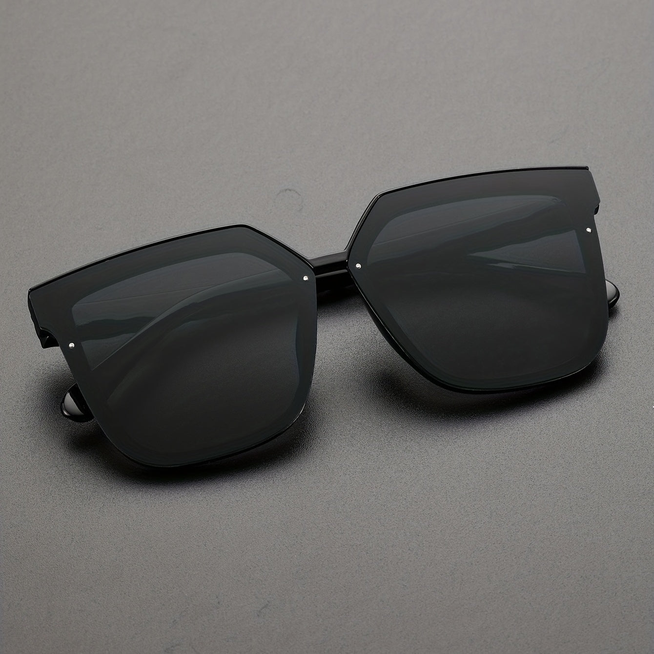 Men's Classic Oval Frame Sunglasses with Case