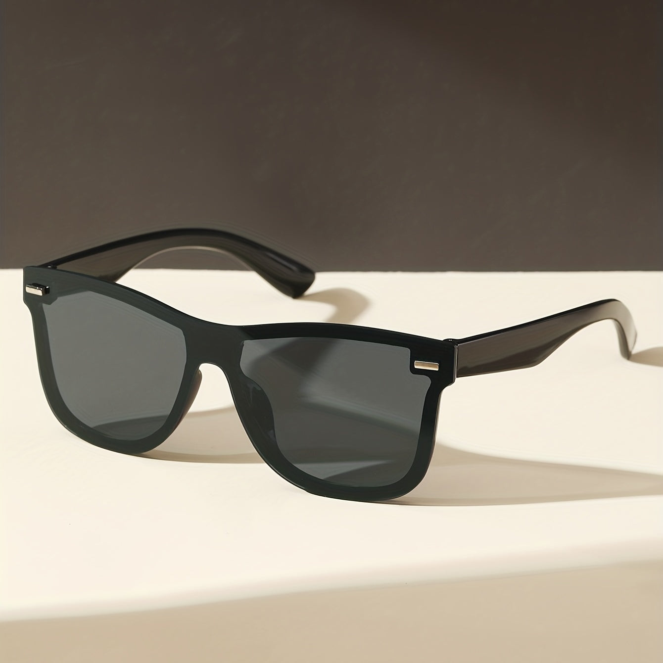 Rivet Square Sunglasses UV400 Anti Glare Glasses