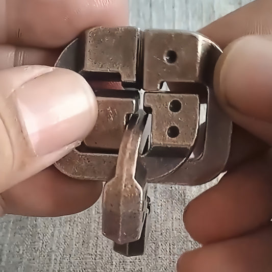 Brother Lock Classic Metal Puzzle Antique Bronze Portable Mental Stimulation Toy