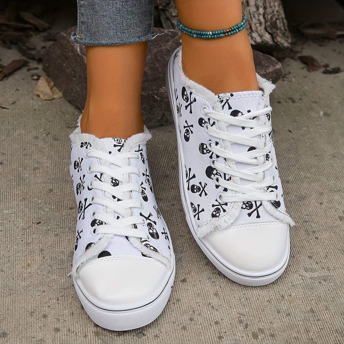 Women's Skull Pattern Canvas Shoes Lace Up Low Round Toe Non slip Outdoor Shoes