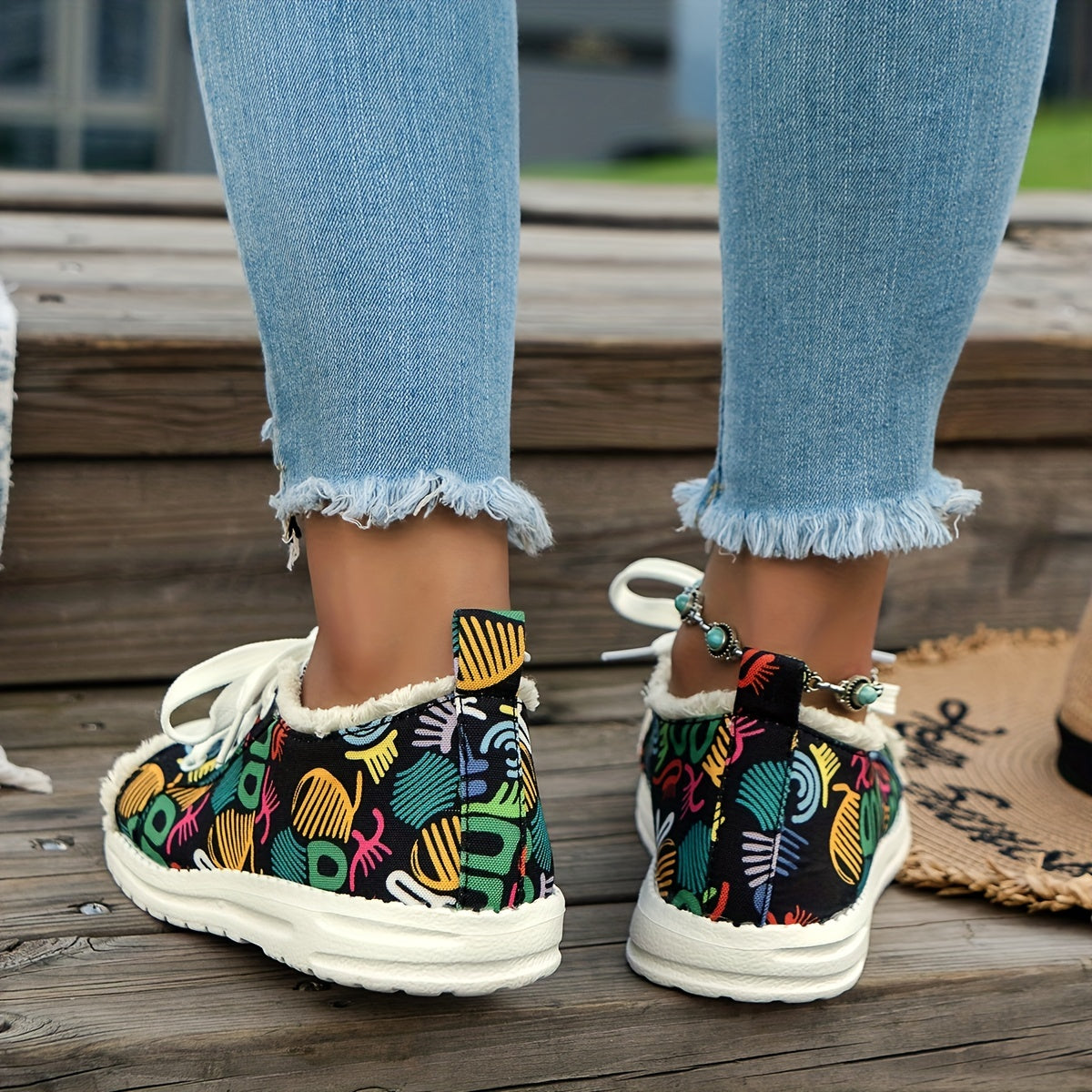 Women's Graffiti Pattern Canvas Shoes Lace Up Lightweight Walking Shoes