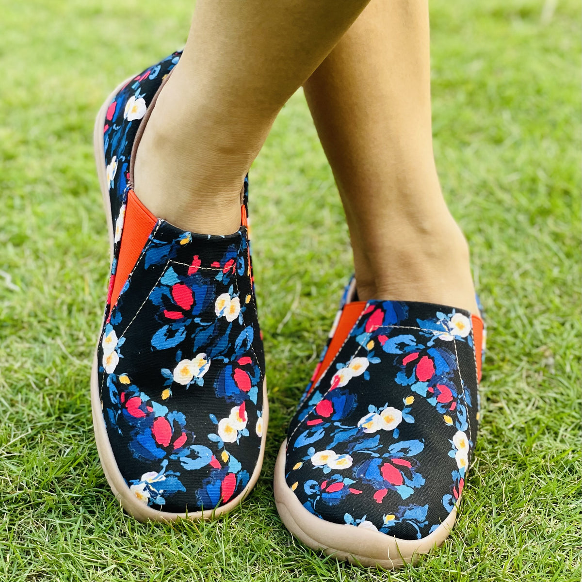 Women's Floral Pattern Slip-On Canvas Shoes Round Toe Comfy Outdoor Travel