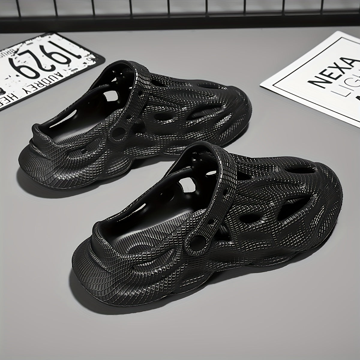 Men's Stylish Solid Clogs Breathable Lightweight Non slip Clogs